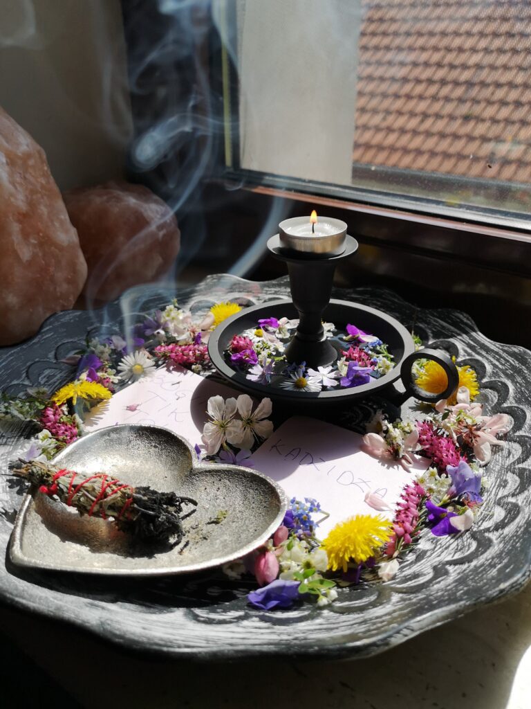 Naturalne Kadzidła, naturalne kadzidło, słowiańskie kadzidła, bylica, wrzos, pokrzywa, jałowiec, wrotycz, dziurawiec, oset, rumianek, chaber, róża, mniszek lekarski, mlecz, niezapominajka,dziewanna, kwiaty, rośliny mocy, smużenie, okadzanie, rytuał, ceremonia, intencja, intuicja, Spa dla Duszy Martyna Jakubowska
